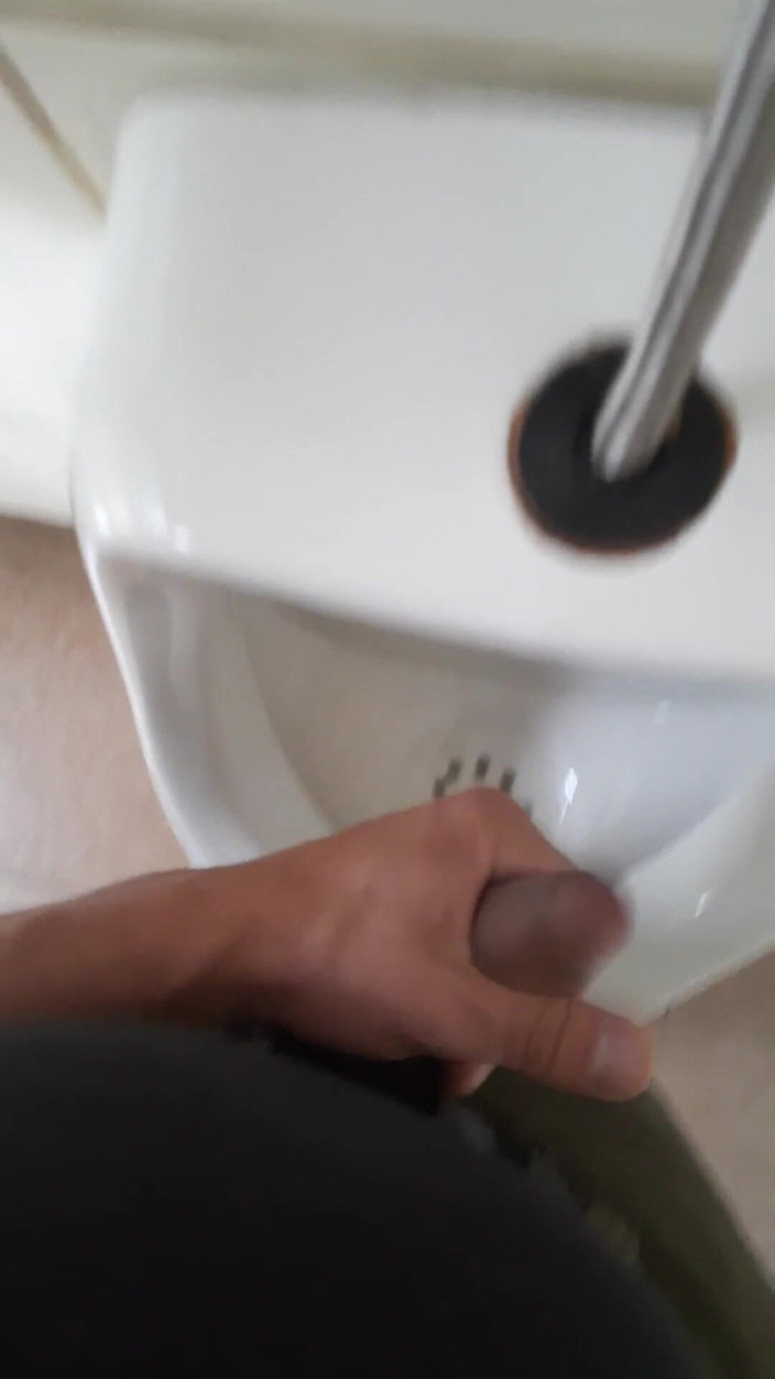 littlelatinhunter: मैं सार्वजनिक बाथरूम में लंड हिलाती हूं, मैं वीर्य निकालती हूं और अपना वीर्य निगलती हूं