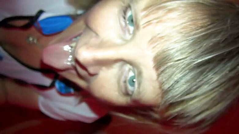 Abby Roberts: フェラチオを与える成熟した学生