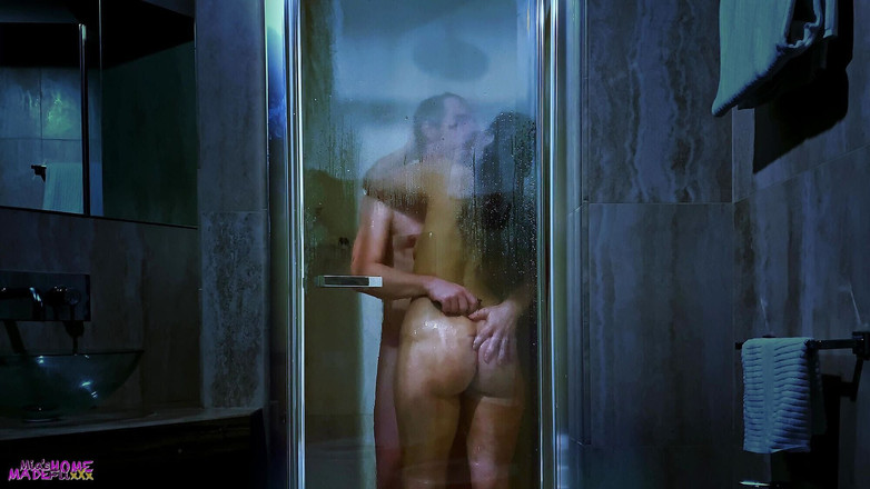 Mia Maripolla: Вона приєднується до нього в душі, тому що їй потрібен його великий член всередині неї