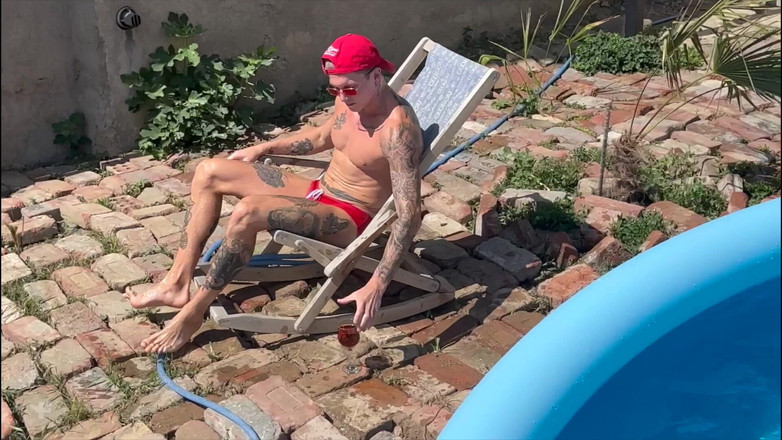 Falcon Al: 园丁激起了我，我在院子里的秋千上把自己交给了他。