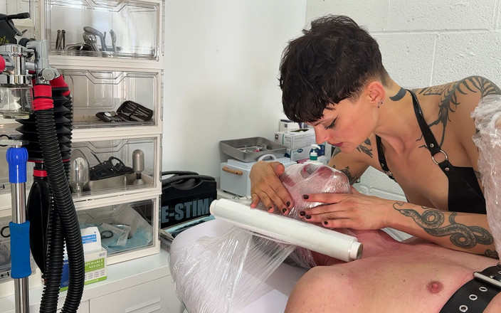 MistressAe: Zu ihrem vergnügen verschlossen - cling film-küssen-session