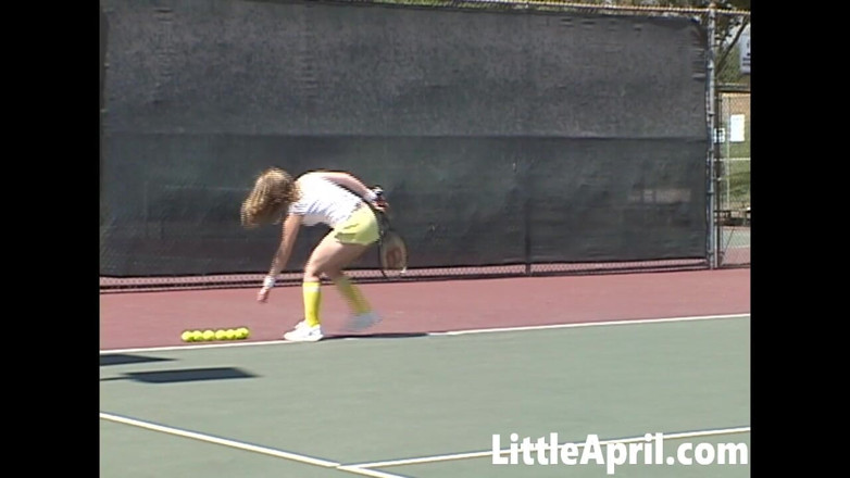 Little April: Sexy teen-mädchen kleiner april spielt tennis