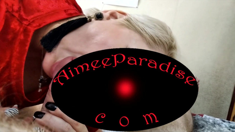 AimeeParadise: Mature mom-secretary with a big carrot in an insatiable cunt...