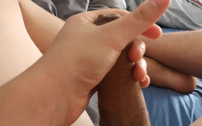 Bee solo: Jerking off and Cumshot (close-up)