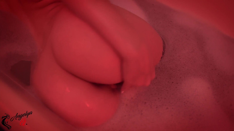 AnGelya G: 一个身材优秀的女孩用假阳具在浴室里玩得很开心