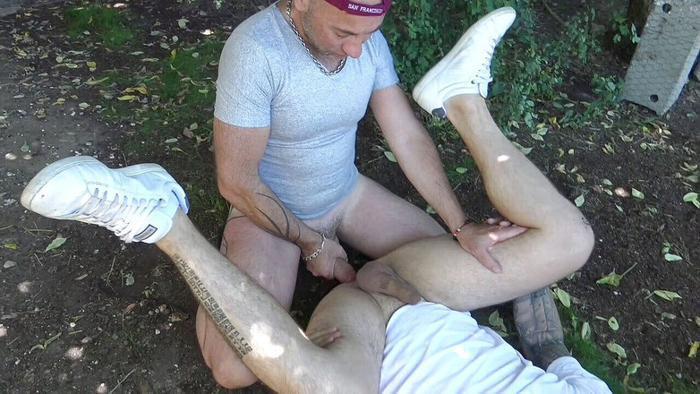 USED BAREBACK BY PORNSTARS HUGE COCK: Seksi genç heteroseksüel açık parkta dölleniyor