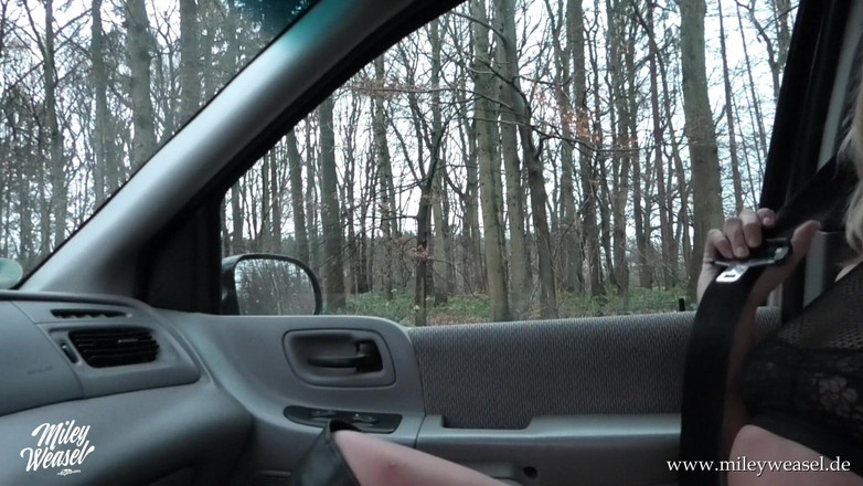 Miley Weasel: Sexy německá blondýnka je ošukaná na veřejnosti