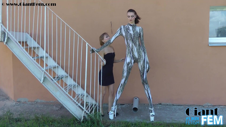 Giant Fem: 공공 장소에서 크고 작은