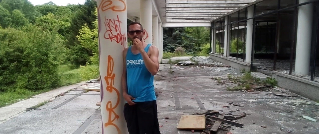 Aerostar: Homem fazendo xixi