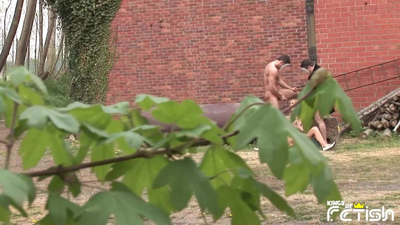 Big Tits for You: Schattige babe krijgt haar kut geboord in een heet trio...