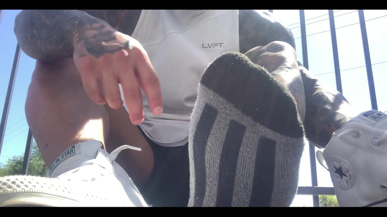 Jasons feet: 我在 UPS 外面