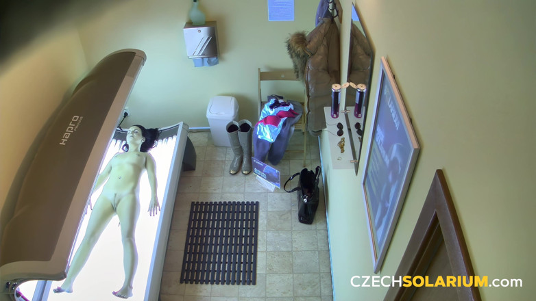 Czech Solarium: Czech Solarium 8: Brunette’s Ass Steals the Spotlight