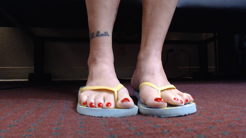 Abby Anna: Toe wiggling in flipflops closeup