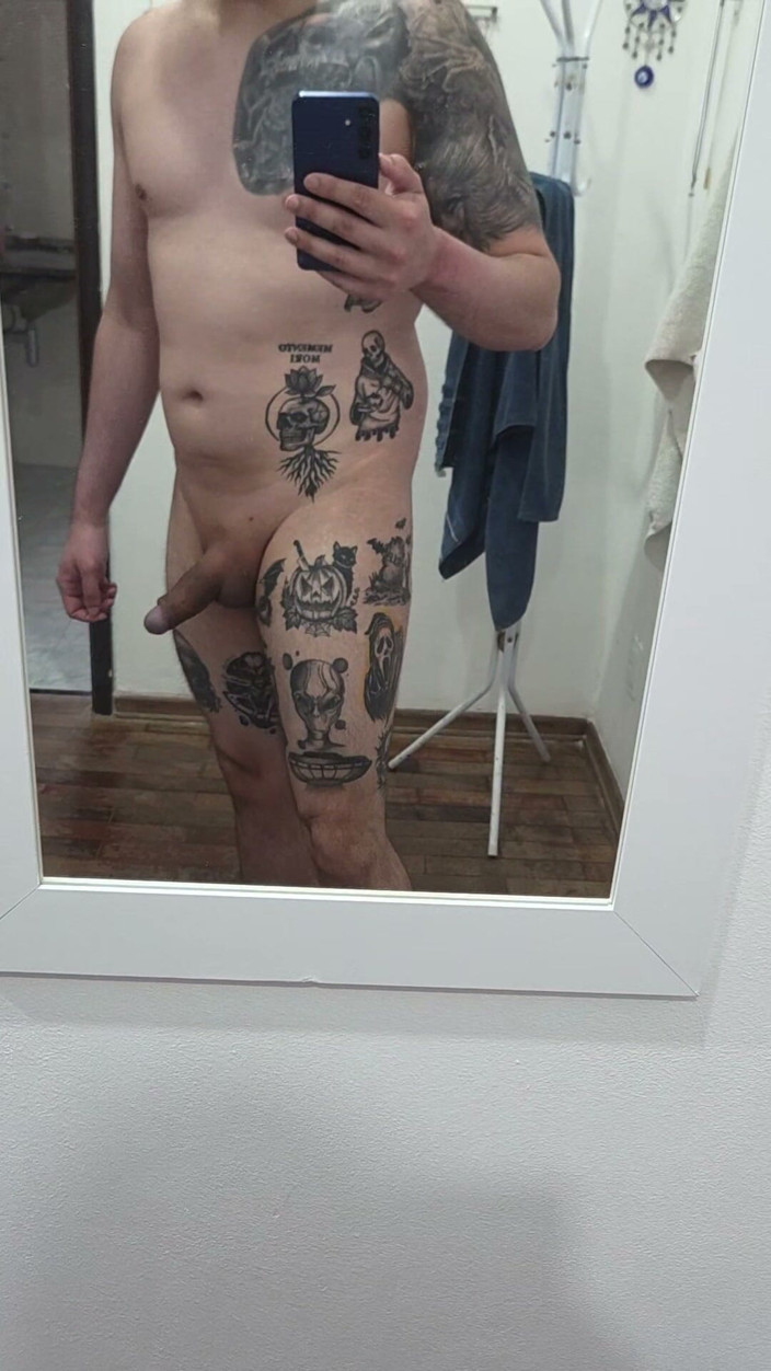 Lkdick8: Grăsuț își arată tatuajele