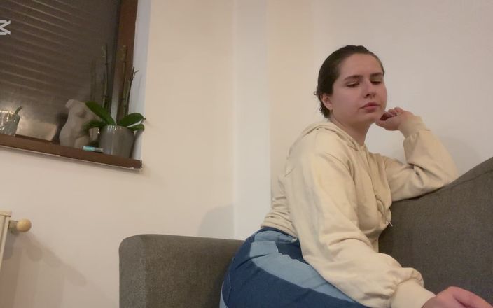 NipsAndStrips: Scoregge frizzante sul divano