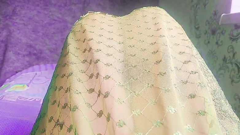 Kitty_Cross: Femboy khiêu vũ hoang dã dưới ánh đèn neon đầy màu sắc