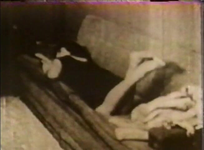 Alfacontent: Vintage sluts sharing dick in reverse gangbang action