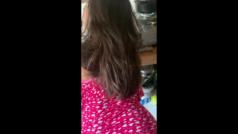 Gordo fuck: 부엌에서 자지를 빨아주는 배다른 여동생과 그녀의 입에 사정