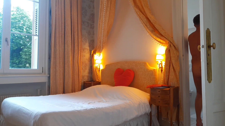 Selena701: 性感的素人人妻享受她每日的姿势性游戏之一