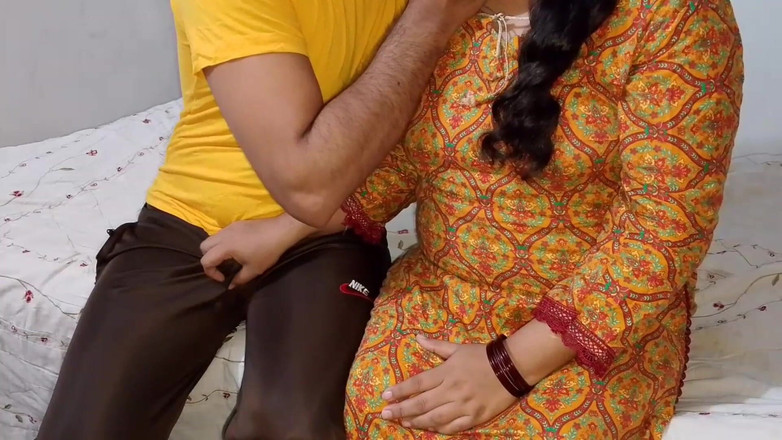 QueenbeautyQB: 隣の女の子は彼氏を待っていました