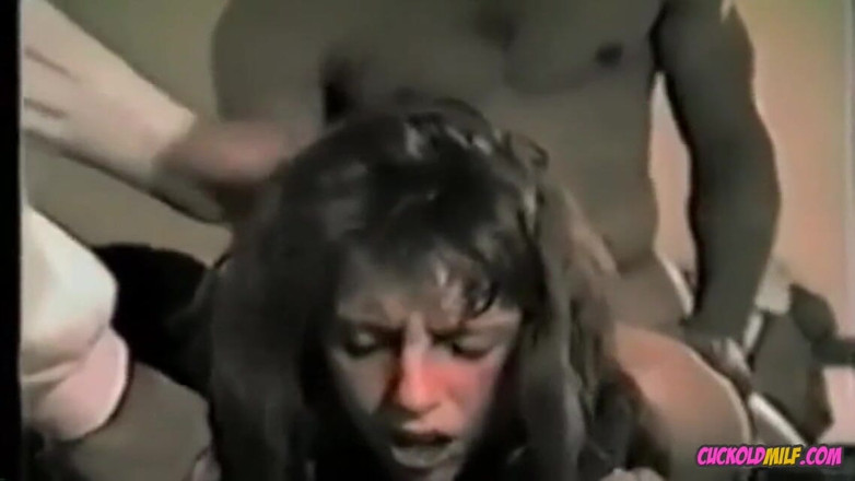 Cuckold MILF: La moglie del cornuto succhia un enorme bbc