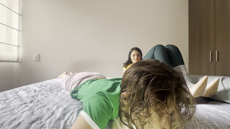 scarlettandc: 彼女が私を押しつぶすのが大好きで、彼女のかかととお尻が私の顔に感じるまで、彼女が絶頂するまで