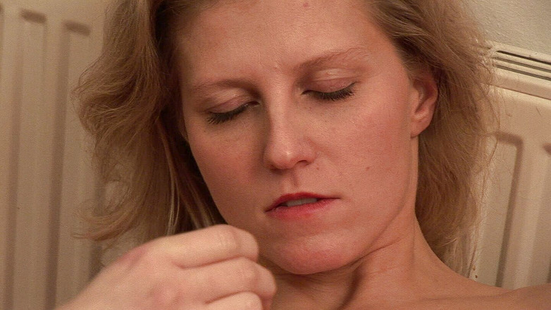 German Teen Hookers: 18-jarige Duitse tiener speelt met haar poesje op de bank