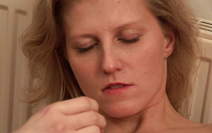 German Teen Hookers: 18岁德国少女在沙发上玩弄她的阴户