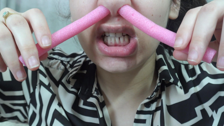 AmayaMori: 彼は私の鼻で遊ぶ。薄いピンクのシリコンパッドを鼻に当てて遊んでいます。何なのか分からない。