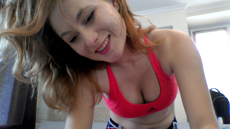 Dirty fantasy: O fiică vitregă delicioasă se masturbează cu un vibrator