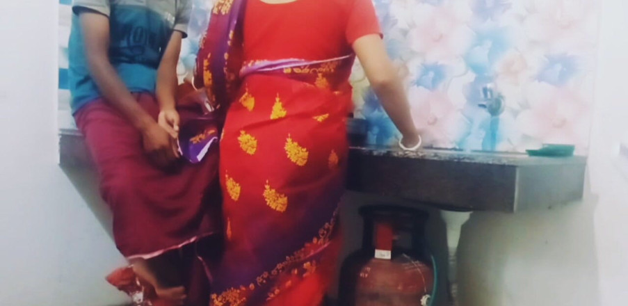 Teensex: Bhabi bertetek besar dikongkek di dapur oleh adik iparnya.