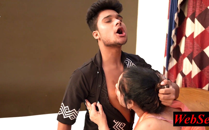 WebSex Premium: Vacker moster som lär mig hur man knullar! Indisk moster...