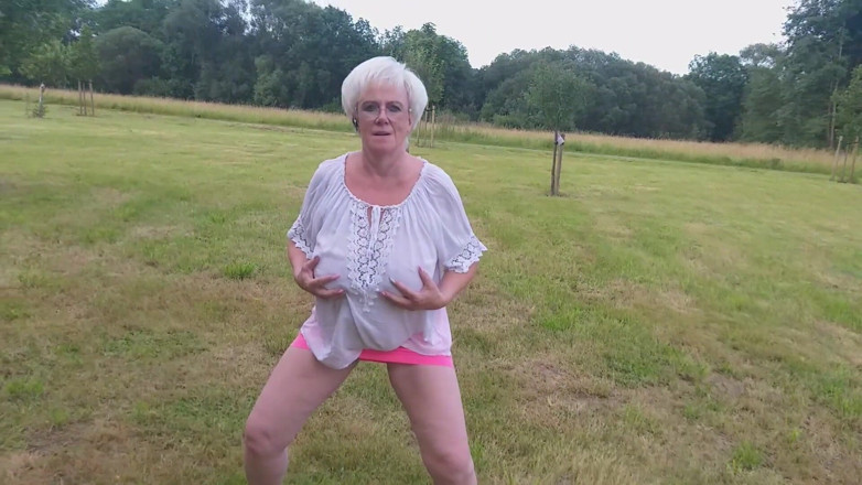 PureVicky66: Hot Granny Piss Outdoors