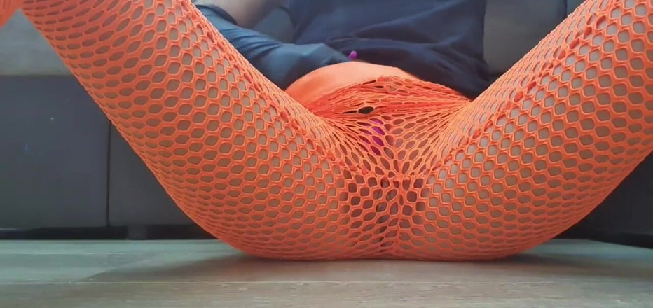 Putana dreams: Hard masturbation in leggings. Teen squirting a lot