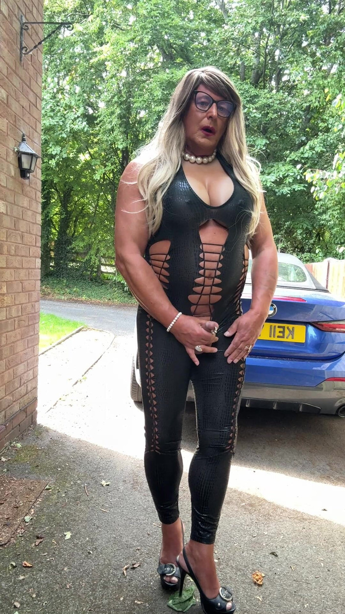 Kellycd2022: Sexy Crossdresser Kellycd2022 en catsuit de pvc negro y tacones