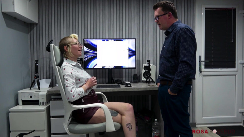 rosarosebud: Office slut # 2- succhiare il cazzo del capo