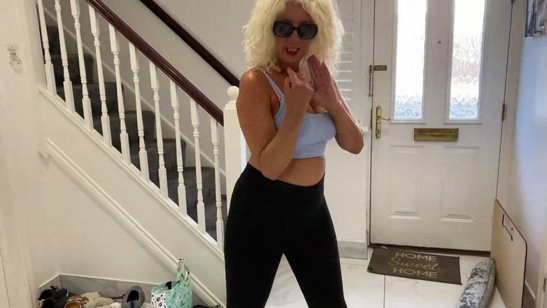 MartinsMrsMilf: मेरी तंग काली लेगिंग में, उच्च गुणवत्ता और 10 मिनट लंबा।