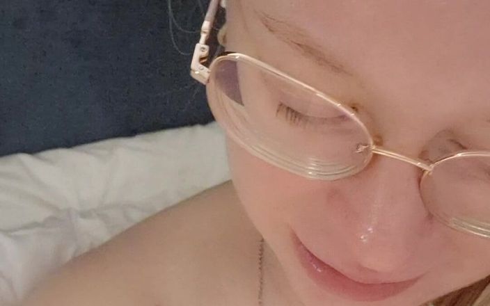 Anna Lynx: Je montre ma chatte après un rêve mouillé et une...