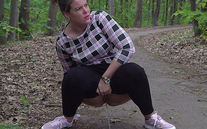 Puffy Network: Got2pee द्वारा पथ पर पोखर जहां लड़कियां पेशाब करने आती हैं