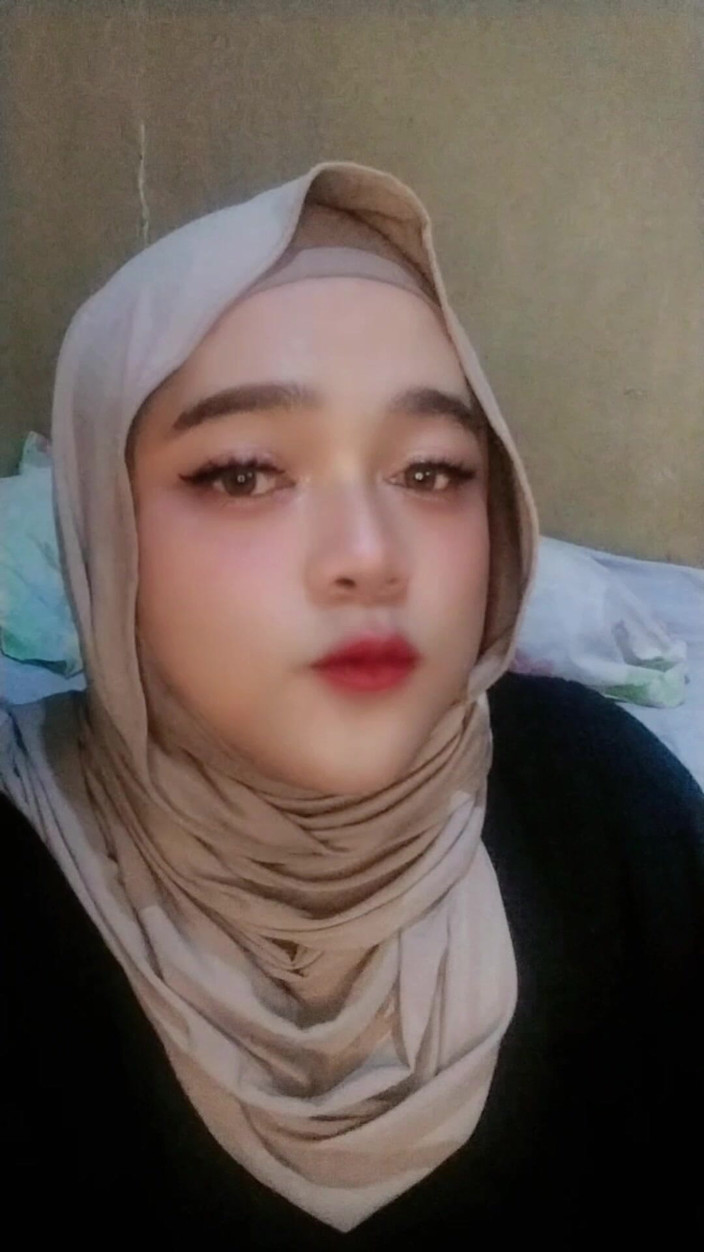 Ivvy Crossdresser: Hijab Crossdresser Ivvy, Playing with Her Butplugg