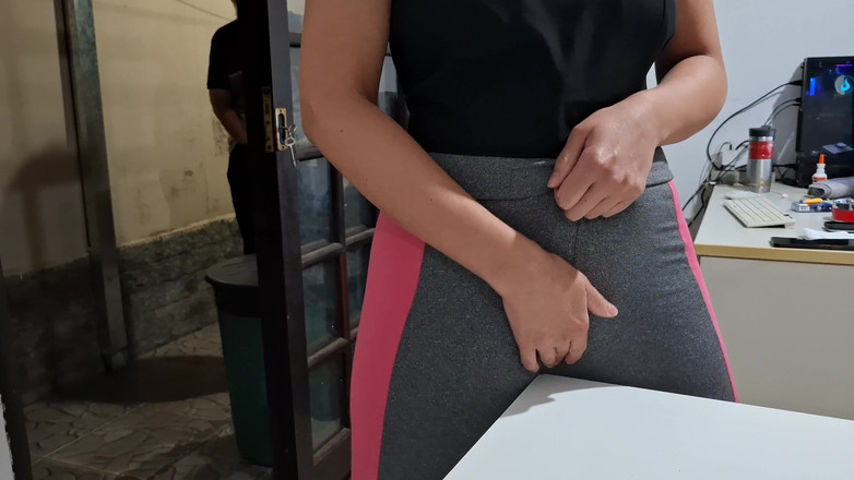 Gabi SweetCouplesStories: Haar cameltoe masturberen op tafel met de hulp van de...