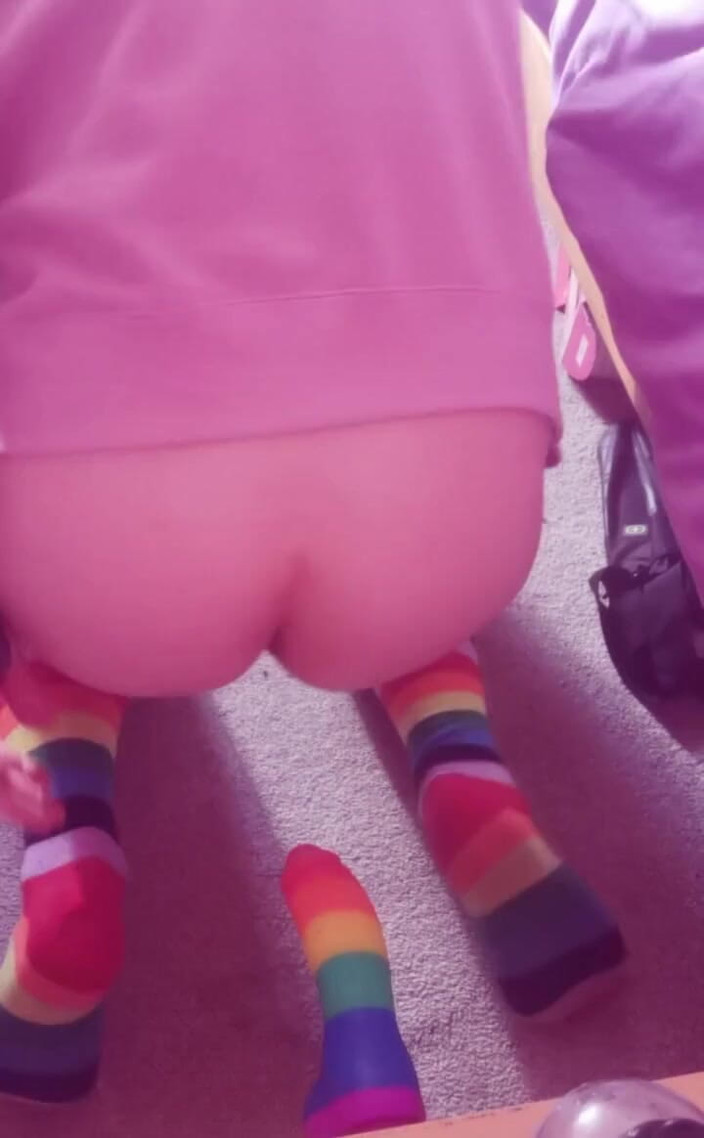 Rainbow Femboy: Så många regnbågar idag! Det blir bara jag som rider...