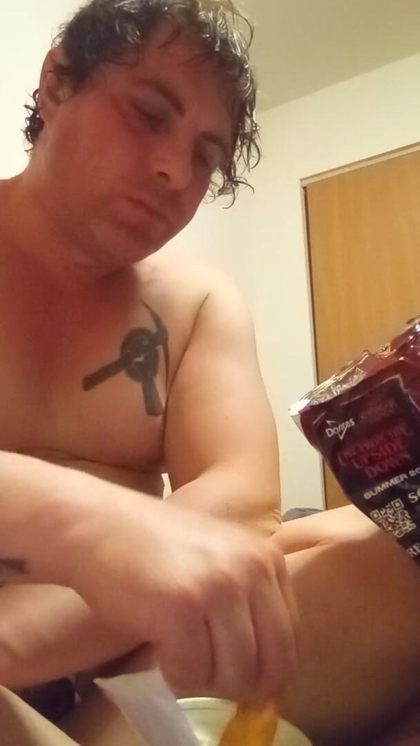 JG Risk: Doritos essen und tee trinken, nackt