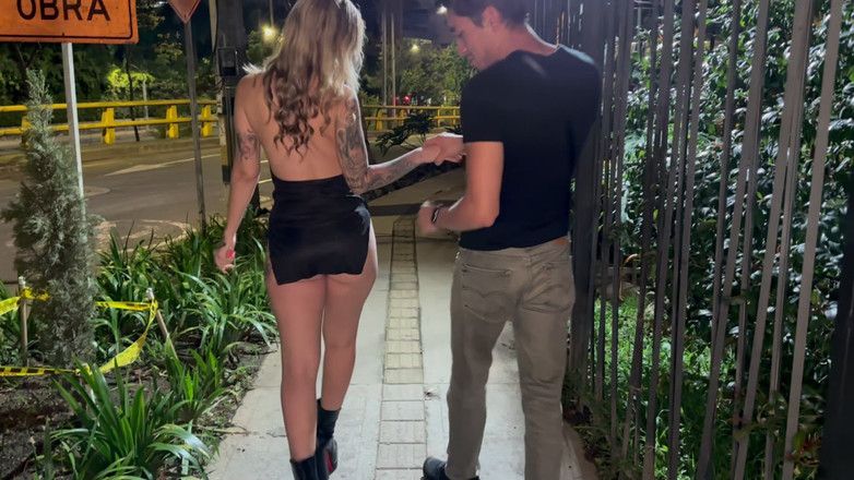 Molly Smith: Estranho na rua me convida para sua casa para chupar...