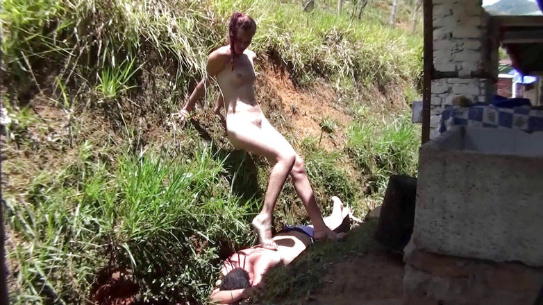 Femdom Austria: Çıplak bebek kölesini arka bahçede sikiyor