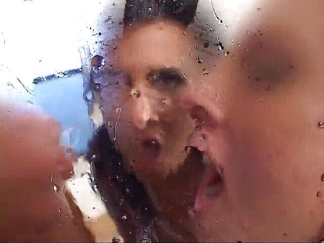 Threesome Delights: Dvě nezbedné holky sdílejí jeden velký dong