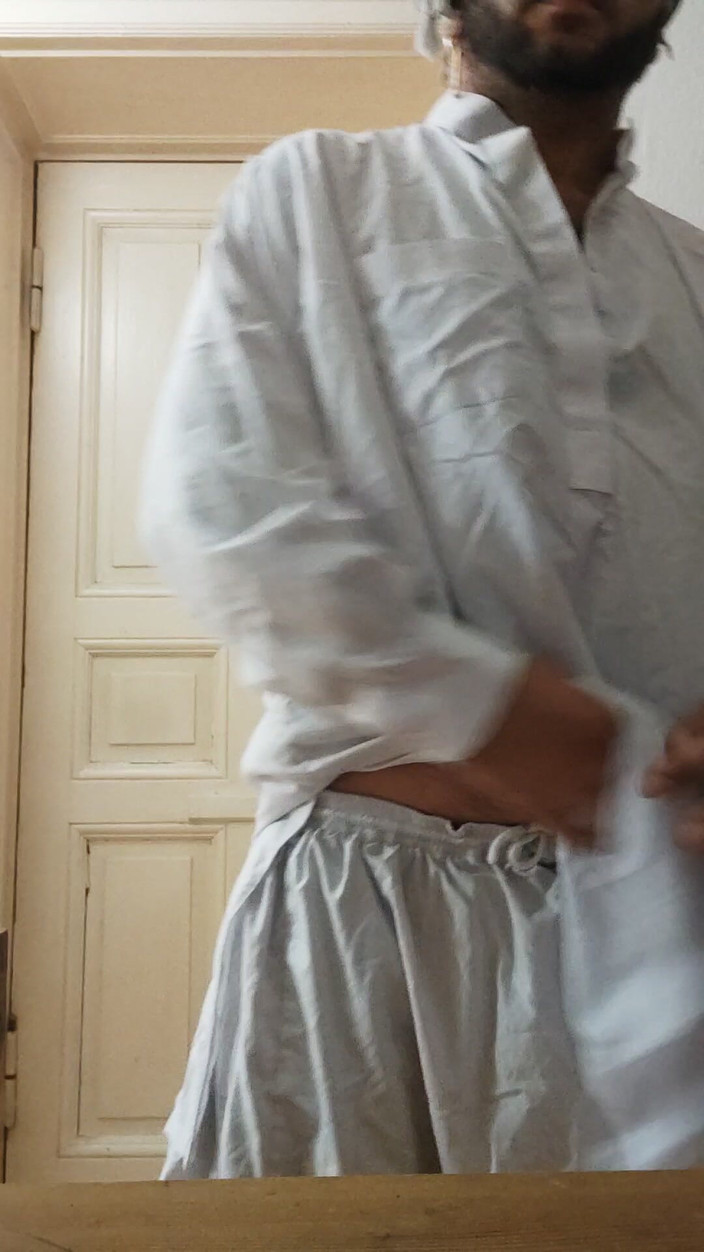 SmokedAlloy2: 在制作中，饥渴的 dj-bro 打扮得像一个变态的阿富汗人