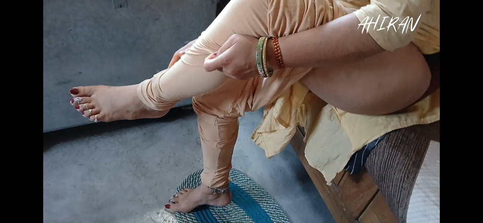 Aahan Ahiran: Seksi kız kıyafetlerini değiştiriyor