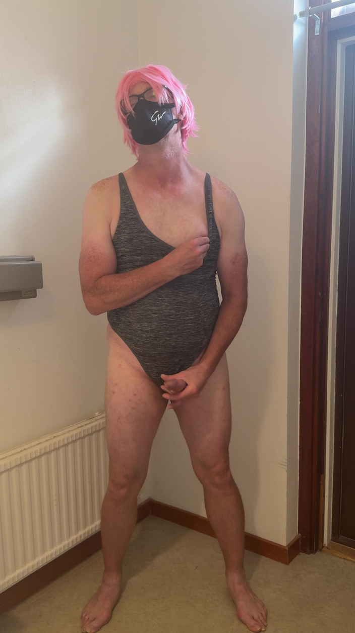 Julia Trans: Pelacur rambut merah muda masturbasi dan muncrat dan becek sendirian