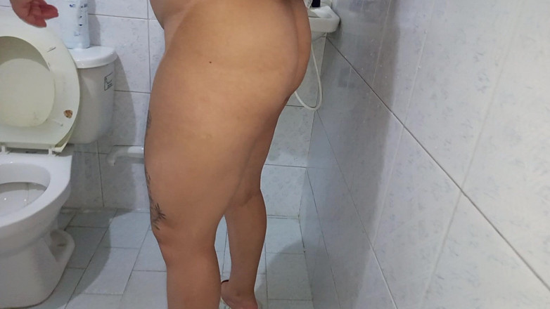 Sofia Loren X: Hot Very Morbid Slut in the Public Bathroom